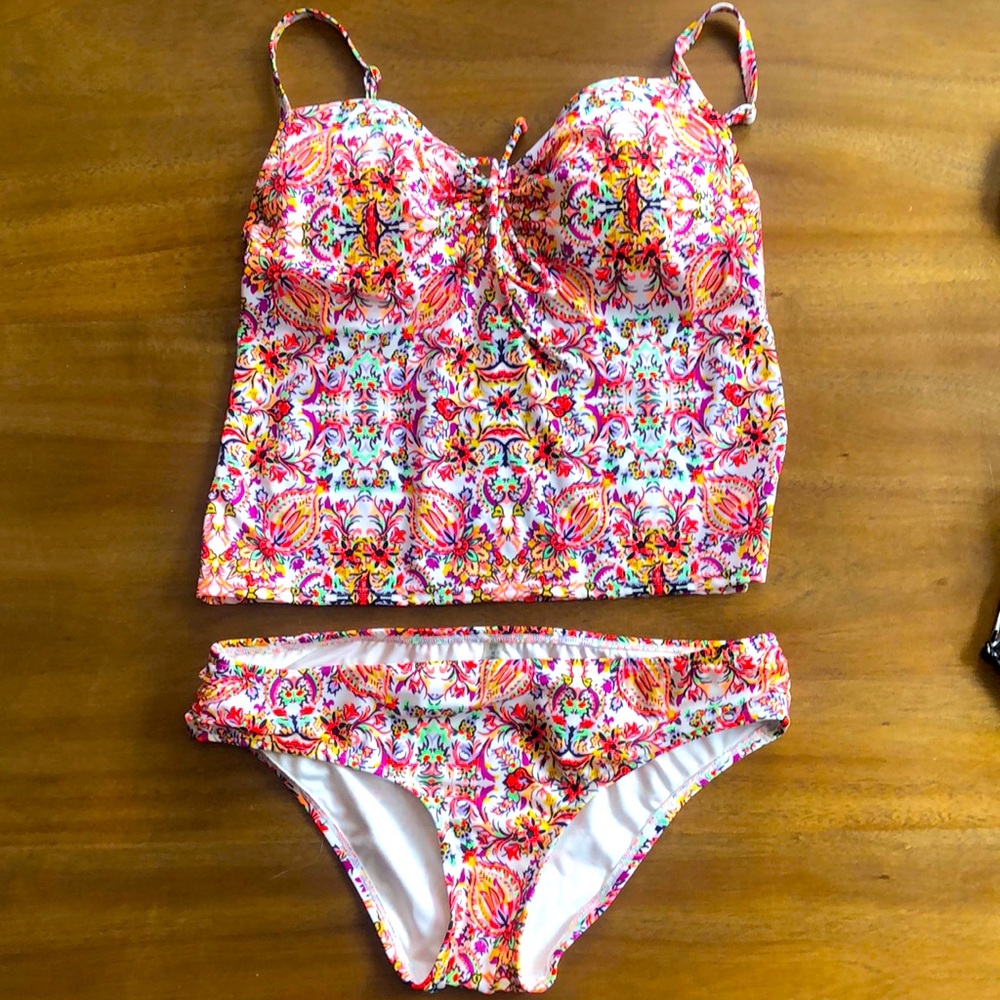 Victoria’s Secret tankini 36b top, medium bottoms. Push up.